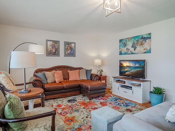3rd image of 3608 Golden Ln