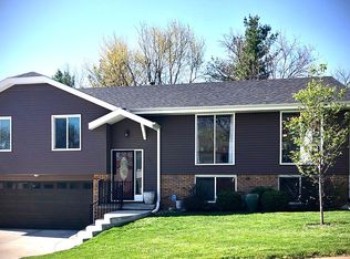 3711 Schuemann Dr, Bellevue, NE 68123
