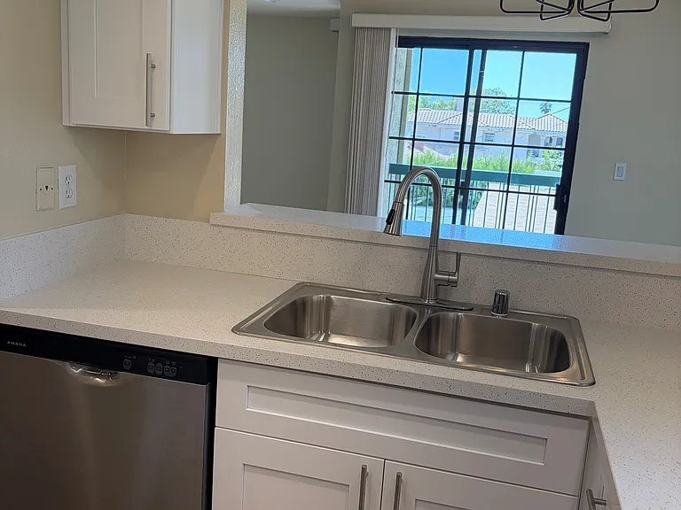 331 W Stocker St #10 — Photo 4