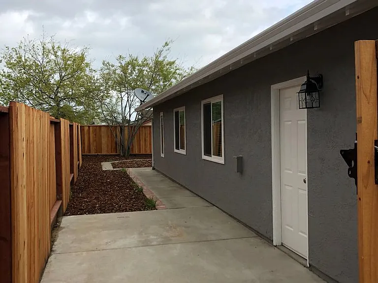 1740 Gateway Dr — Photo 15