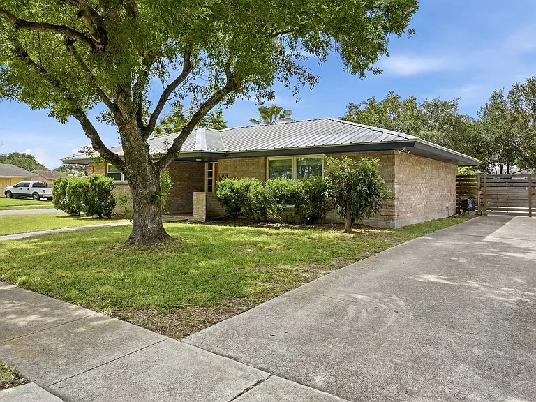 4049 Rooney Dr — Photo 3