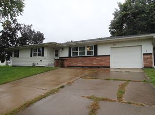 1704 N 4th St, Clinton, IA 52732