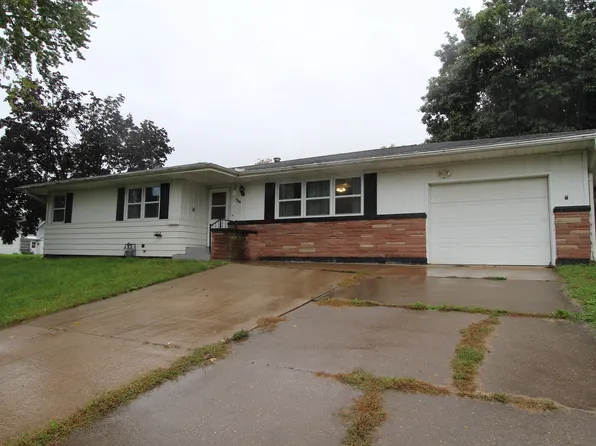 1704 N 4th St, Clinton, IA 52732