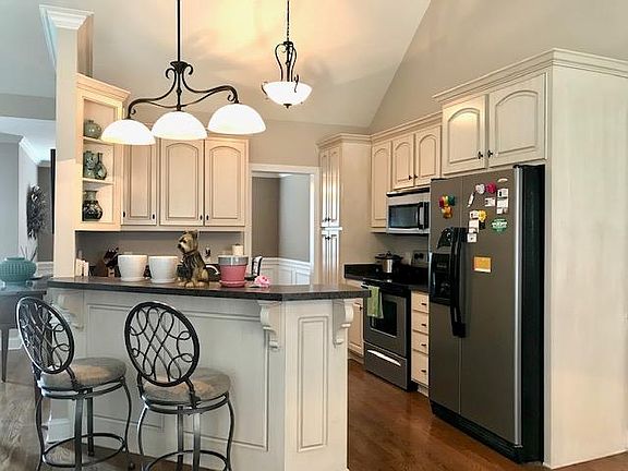 3rd image of 202 Willowbrook Dr