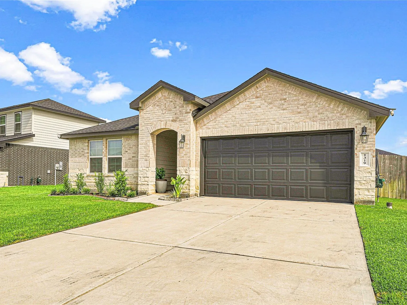 4 bed, 2.5 bath, 2076 sqft, $2,700 — Photo 2