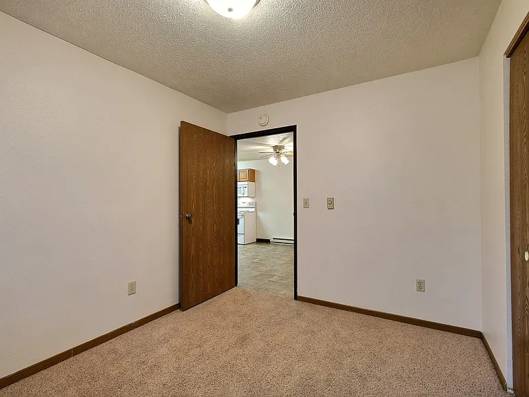 Fargo, ND Prairiewood Courts Apartments | Bedroom