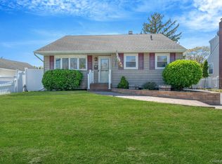 477 N Indiana Avenue, Lindenhurst, NY 11757
