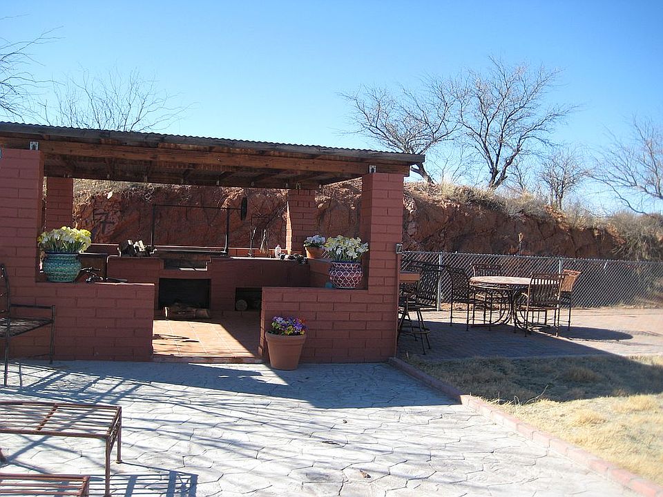OUTDOOR BBQ AREA