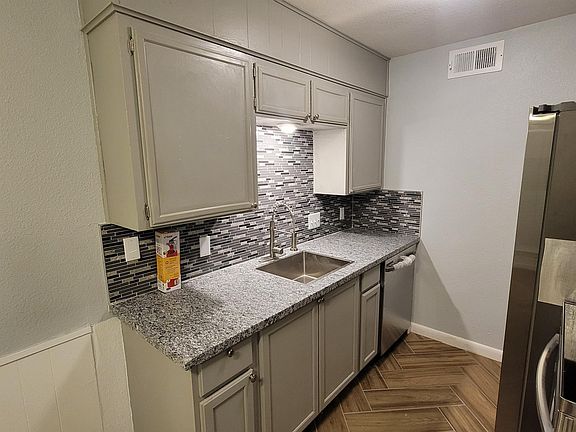 2nd image of 425 N Gilmer St #11138550