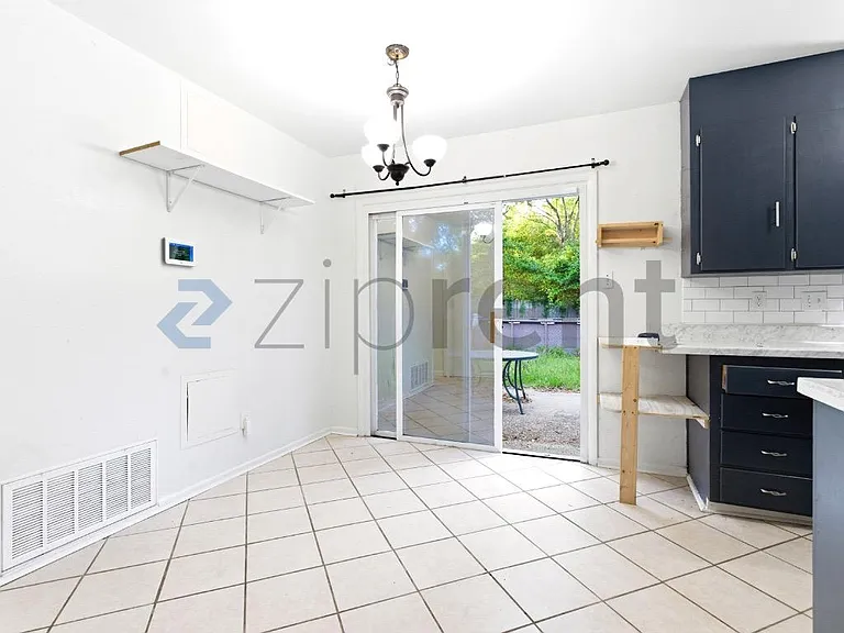 918 E Montclair Rd — Photo 4
