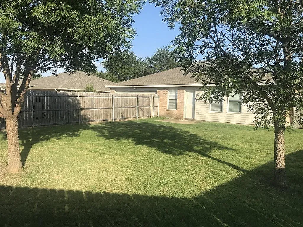 3 bed, 1630 sqft, $2,035 — Photo 2