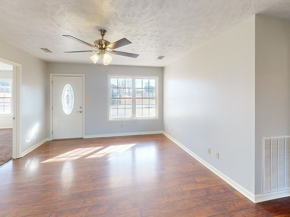 1043 Sir Lionel St, Dyersburg, TN 38024 Zillow