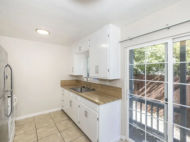 555 Stanford Ave — Photo 3