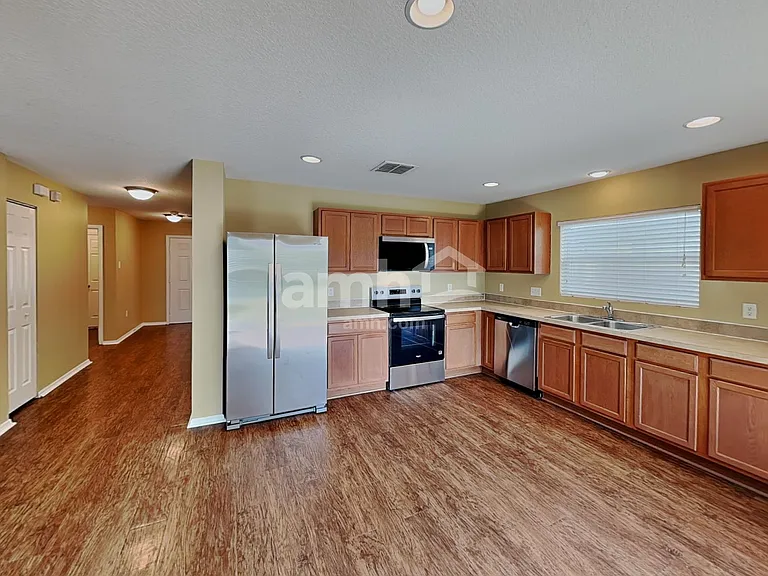 1733 Strathmore Cir — Photo 4