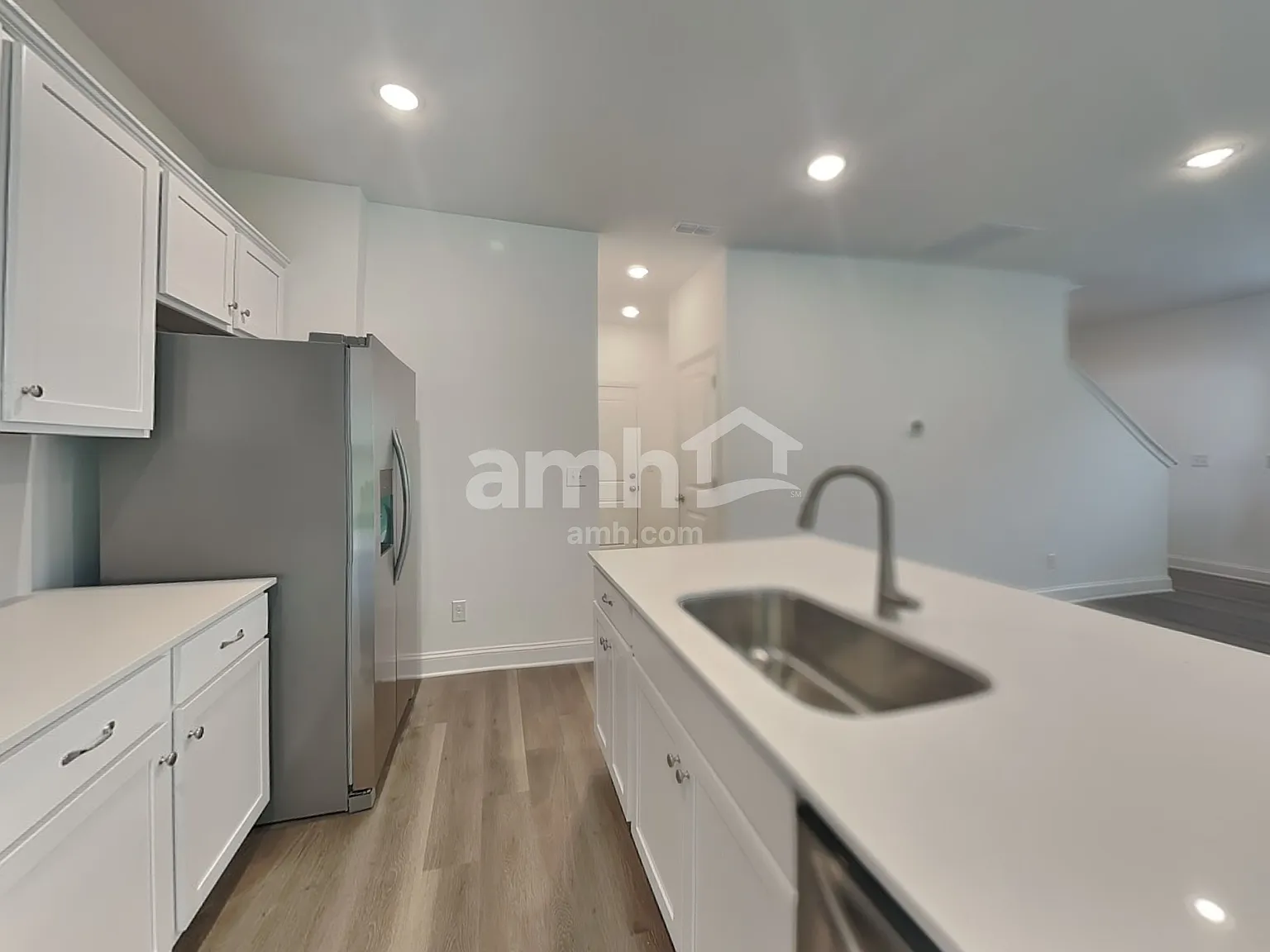 4 bed, 2.5 bath, 1977 sqft, $2,550 — Photo 3