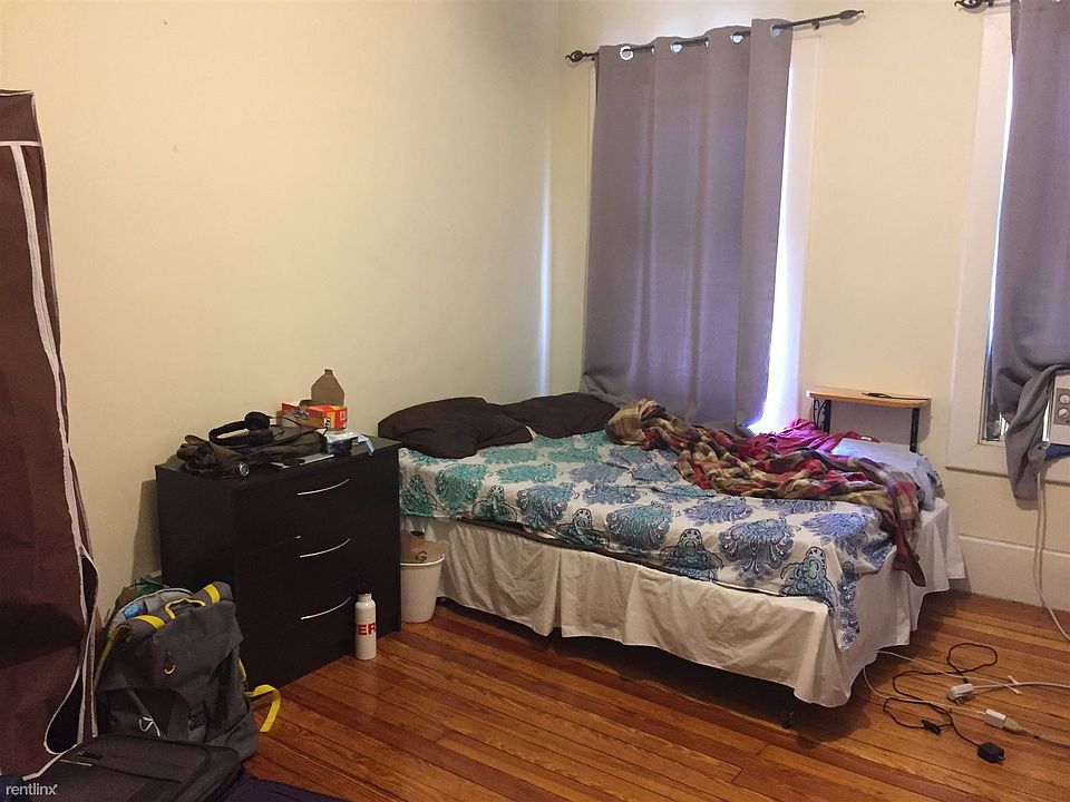 2nd image of 132 1/2 Oxford St APT 2