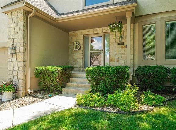2nd image of 522 SE Asheville Ct