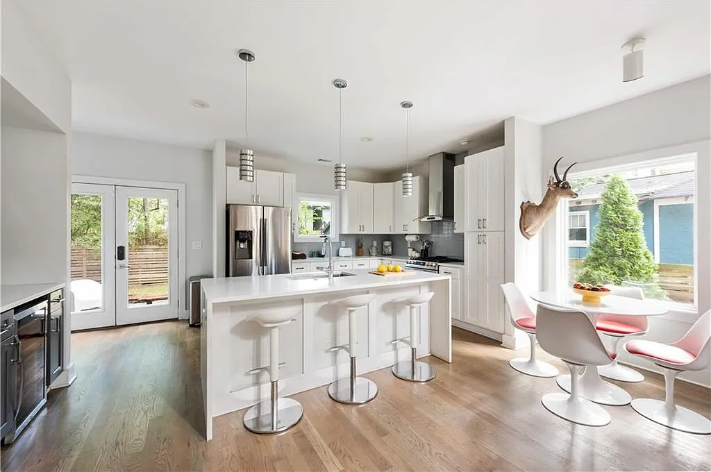 4 bed, 3.0 bath, 2400 sqft, $6,500 — Photo 4