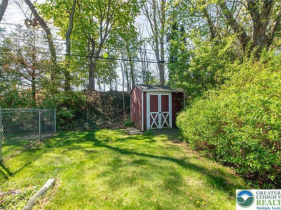 3rd image of 4882 Pine Grove Cir