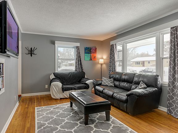 3rd image of 6116 Woodbine Ave