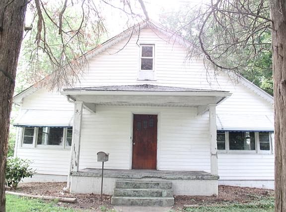 2nd image of 915 Monroe Ave