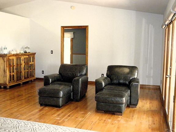 3rd image of 324 W Scarsboro Dr