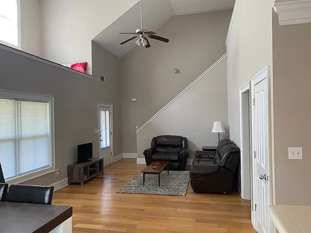 4 bed, 2082 sqft, $2,200 — Photo 4