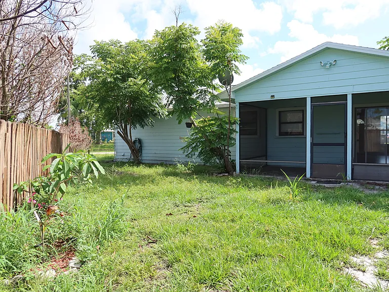 601 SE Polynesian Ave — Photo 23
