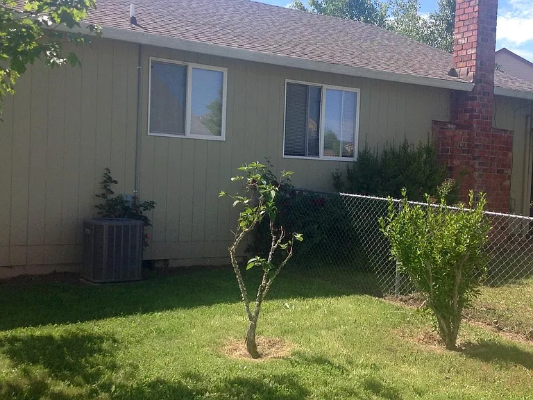 360 NW Denton Ave — Photo 6