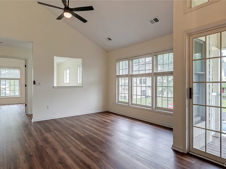 2404 Pipers Ct — Photo 16