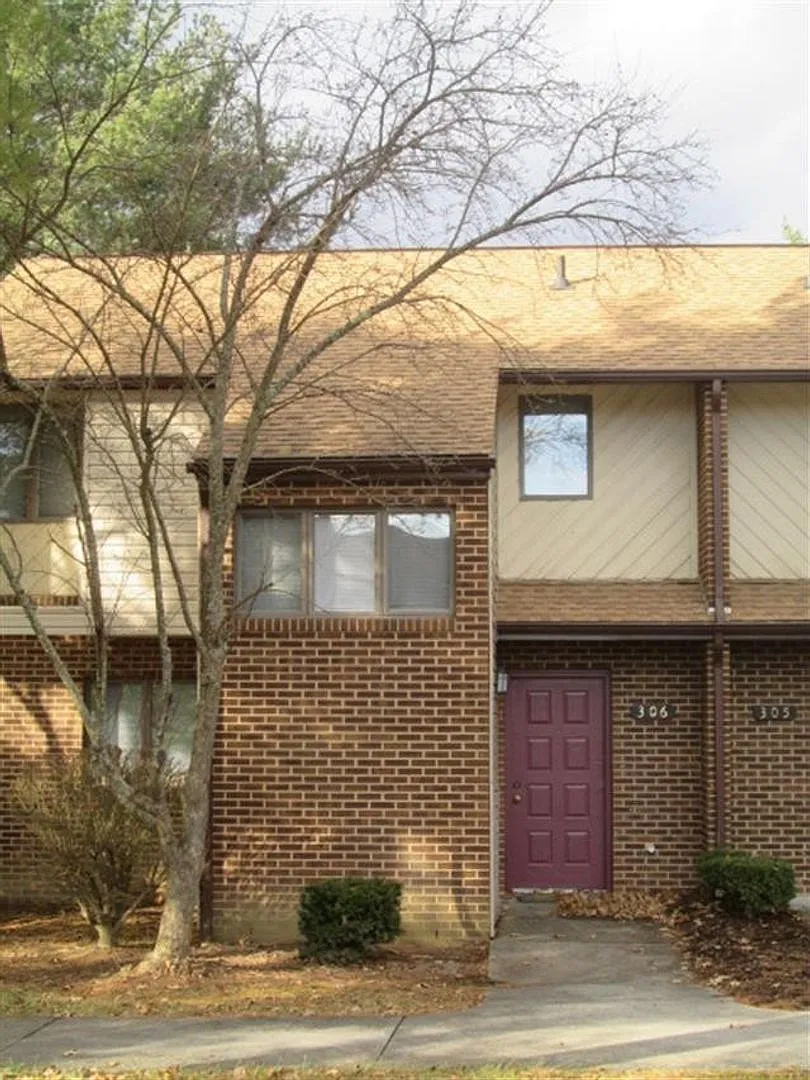3 Bedroom 2.5 Bath Townhouse — Photo 1