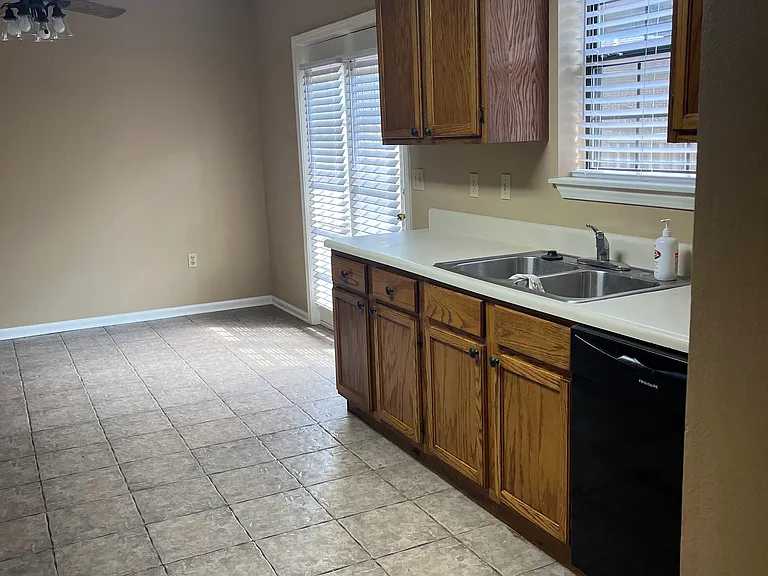 2105 Jonathan Ln — Photo 6