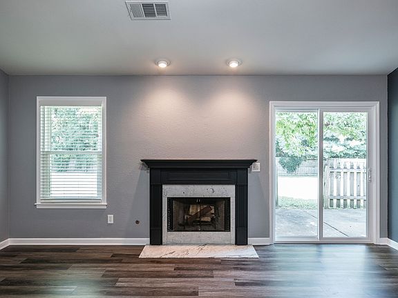 3rd image of 109 Larkspur Ct