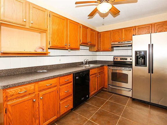 3rd image of 3 Farragut Ct