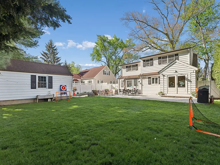 4 Lois Ave — Photo 3