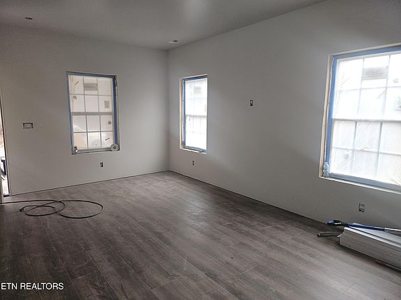 4th image of 423 Roslyn Ave