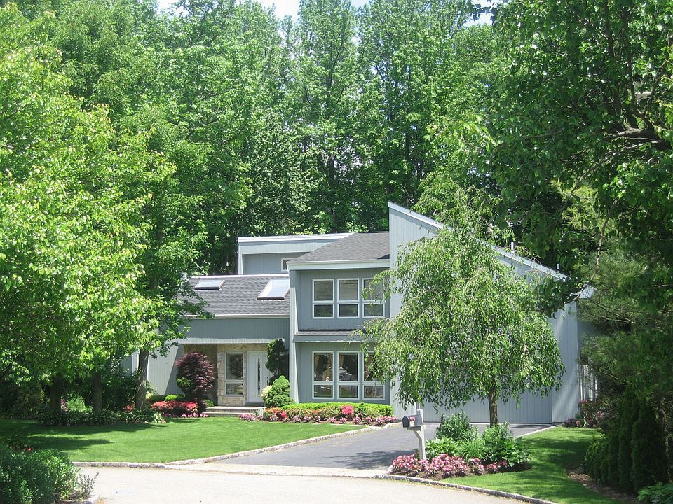 1st image of 10 Esquire Ct