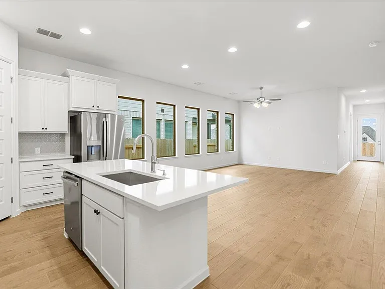 154 Blackborrow Dr — Photo 3