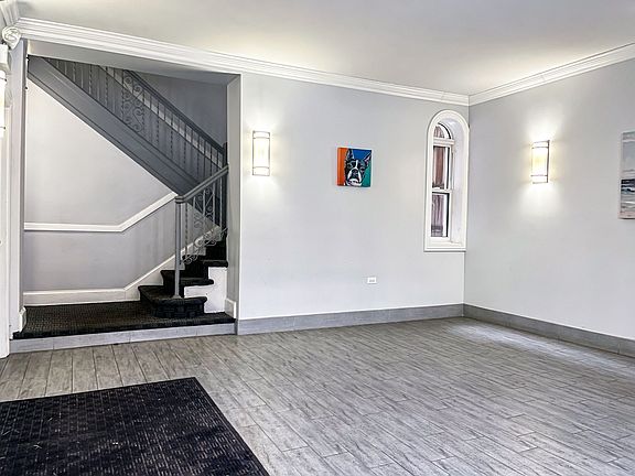 2nd image of 4070 N Kenmore Ave #308