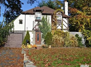 35 South Ct, Roslyn Heights, NY 11577