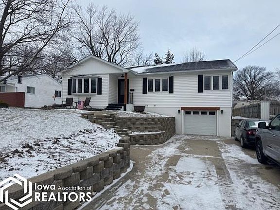 2nd image of 2543 Meadowdale St
