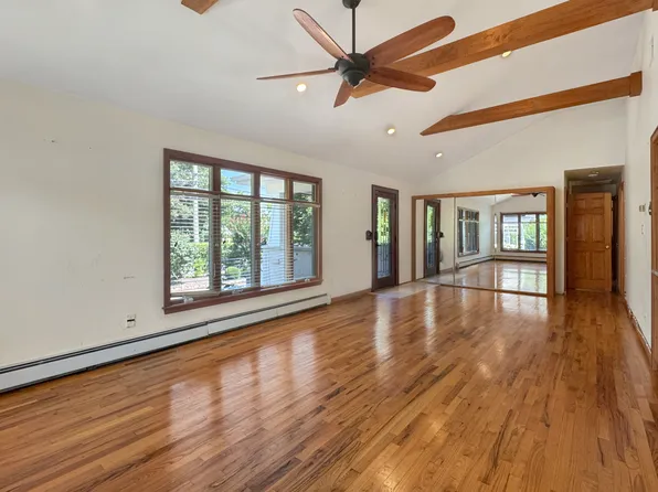 https://photos.zillowstatic.com/fp/7bcbcfb0ee0fd1dd2bb58b0732f1b235-p_e.webp