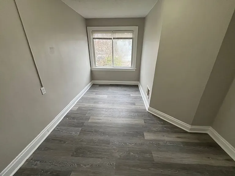 87-97 Burgess — Photo 28