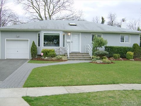 1st image of 10 Birchwood Park Cres