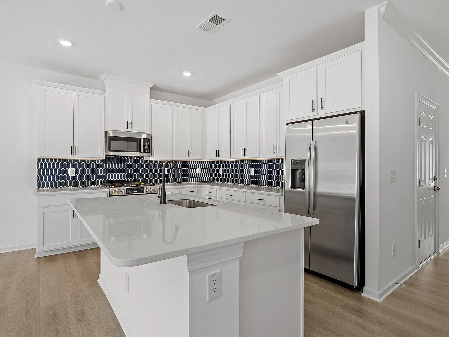 3 bed, 1616 sqft, $2,400 — Photo 4