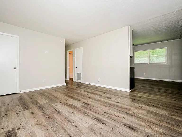 494 Clara Dr — Photo 4
