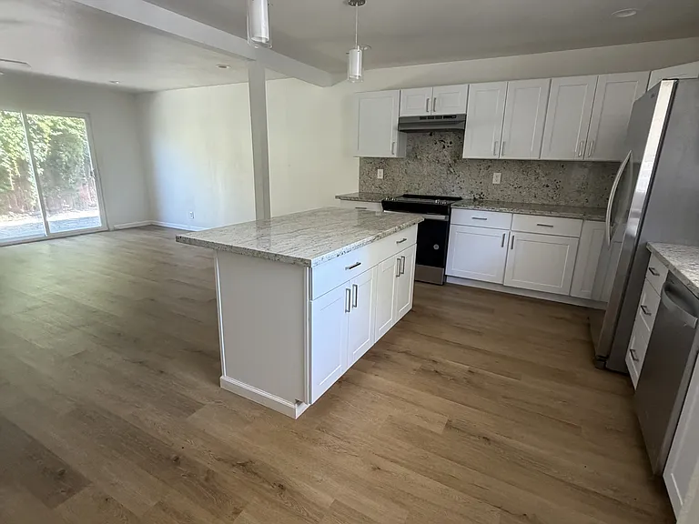 Lindley Dr — Photo 5