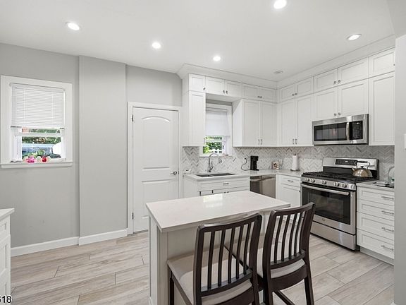 4th image of 304 Brook Ave