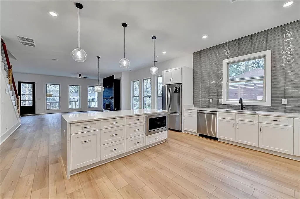 4 bed, 2900 sqft, $3,600 — Photo 2