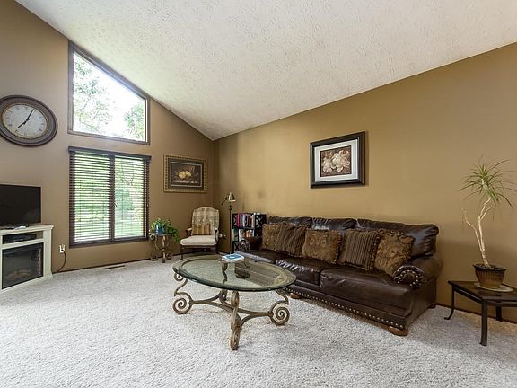 4th image of 1088 Bryan Dr